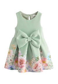 Ljusgrön klänning med en utställd kjol, prydd med en stor rosett vid midjan och ett blommönster vid fållen i rosa och blå nyanser.