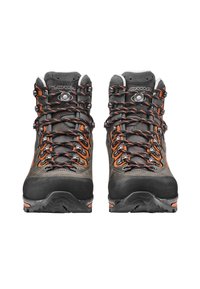 Wanderschuhe mit einem grauen Wildleder-Obermaterial, schwarzem Gummikappen, orangen Akzenten und strukturierten Schnürsenkeln, ausgestattet mit einer strapazierfähigen Sohle für besseren Halt.