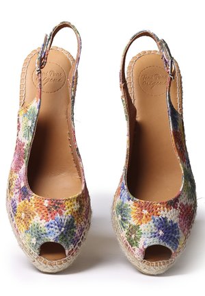 Sandačky na klínu s květinovým vzorem vyrobené z přírodního vlákna s otevřenou špicí. Měkký kožený interiér. Detailování ze jutového lana ve stylu espadril na podrážce.