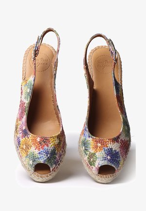 Blommönstrade slingback kilklackar i halm med öppen tå. Mjuk läderinredning. Espadrille-stil jute repdetaljer på sulan.