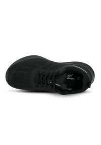 Scarpa sportiva nera caratterizzata da un upper in mesh traspirante, superficie testurizzata, lacci piatti, colletto imbottito e suola in gomma flessibile.