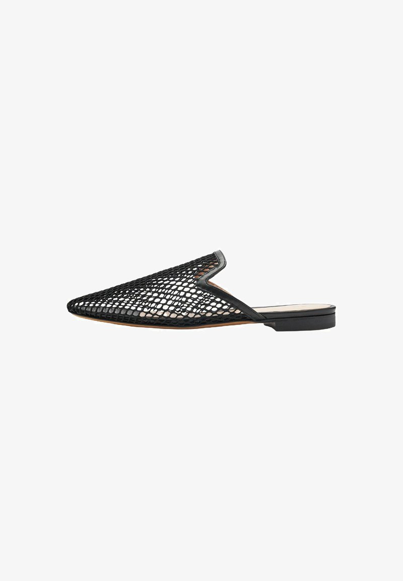 Chaussure noire en mesh à enfiler avec un bout pointu et une semelle plate. Présente des bordures en cuir minimalistes et un dos ouvert pour un enfilage facile.