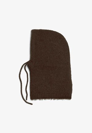 Cappello lavorato a maglia marrone con una superficie testurizzata, forma arrotondata e lacci su un lato per fissarlo. Materiale morbido e caldo adatto per il freddo.