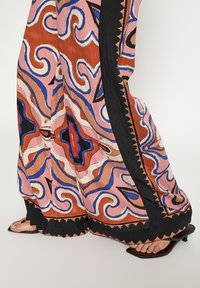 Wijde broek met een kleurrijk wervelend patroon in tinten roze, bruin, blauw en zwart, gemaakt van een textuurrijk stof en voorzien van een gelaagde zoom.