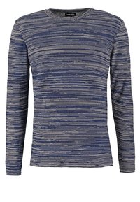 Pitkähihaista paitaa, joka on valmistettu pehmeästä kankaasta ja jossa on siniharmaat vaakaraidat. Sisältää pyöreän kaula-aukon ja rakenteellisen pinnan.