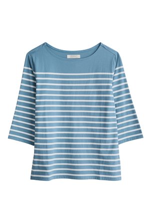 Blauwe katoenen t-shirt met witte horizontale strepen, een ronde halslijn en driekwartmouwen. Zachte textuur, ontspannen pasvorm.