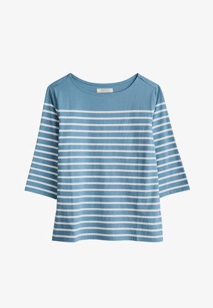 Modrá bavlněná tričko s bílými horizontálními pruhy, kulatým výstřihem a rukávy o délce tří čtvrtin. Měkká textura, uvolněný střih.