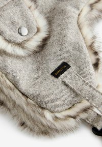 Next Galvas lakats - neutral