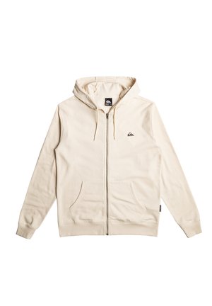 Krämfärgad zip-up hoodie med dragsnoddshuva, kengurufickor och en liten logotyp på vänster bröst. Slät textur, avslappnad design.