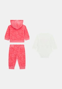 Felpa rosa in pile con motivo di orsetti, pantaloni abbinati e una body maniche lunghe bianco. La felpa ha una tasca frontale e cappuccio.