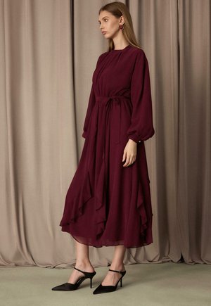 Touché Privé, DRESS WITH A RUFFLED HEM - Denné šaty - burgundy