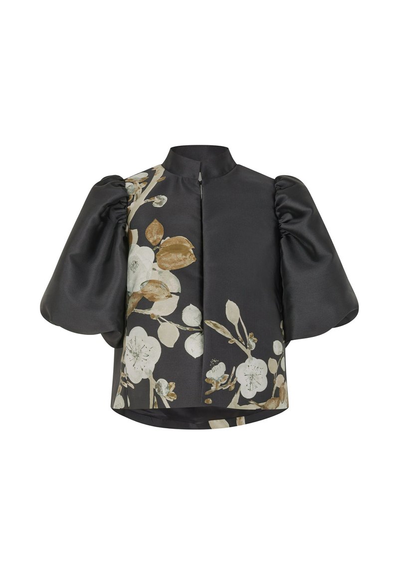 Crna bluzica s puf rukavima, cvjetni uzorak u bež i bijeloj boji. Ima stajni ovratnik i zatvaranje s patentnim zatvaračem sprijeda. Glatka, elegantna tekstura.