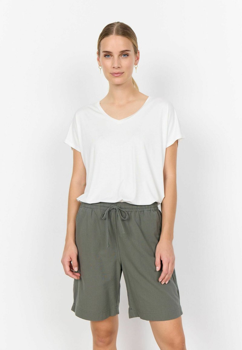 T-shirt blanc à col en V avec des manches courtes, associé à un short léger vert olive à cordon de serrage. Tissu doux et coupe décontractée.