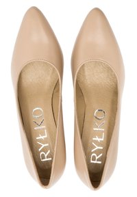 Beżowe skórzane buty na wysokim obcasie z cienkim noskiem, o gładkiej fakturze i z logo na wkładce.