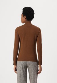 pure cashmere SIMPLE HIGH NECK SWEATER - Pulover - deep camel