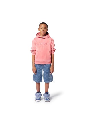 Sweat à capuche rose avec logo "LANVIN" en relief, associé à un short bleu à motifs et des baskets montantes superposées avec des accents bleus.