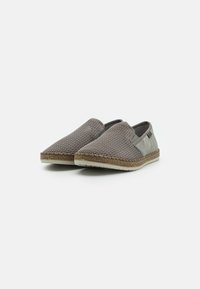 Graue geflochtene Slip-On-Schuhe mit strukturierter Oberseite, ausgestattet mit einem geflochtenen Jutemittelsohle und einer leichten Gummisohle.