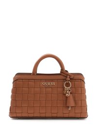 Sac à main matelassé marron avec un design structuré, des poignées supérieures, des accents dorés et un charm décoratif. Le matériau semble être du cuir synthétique.