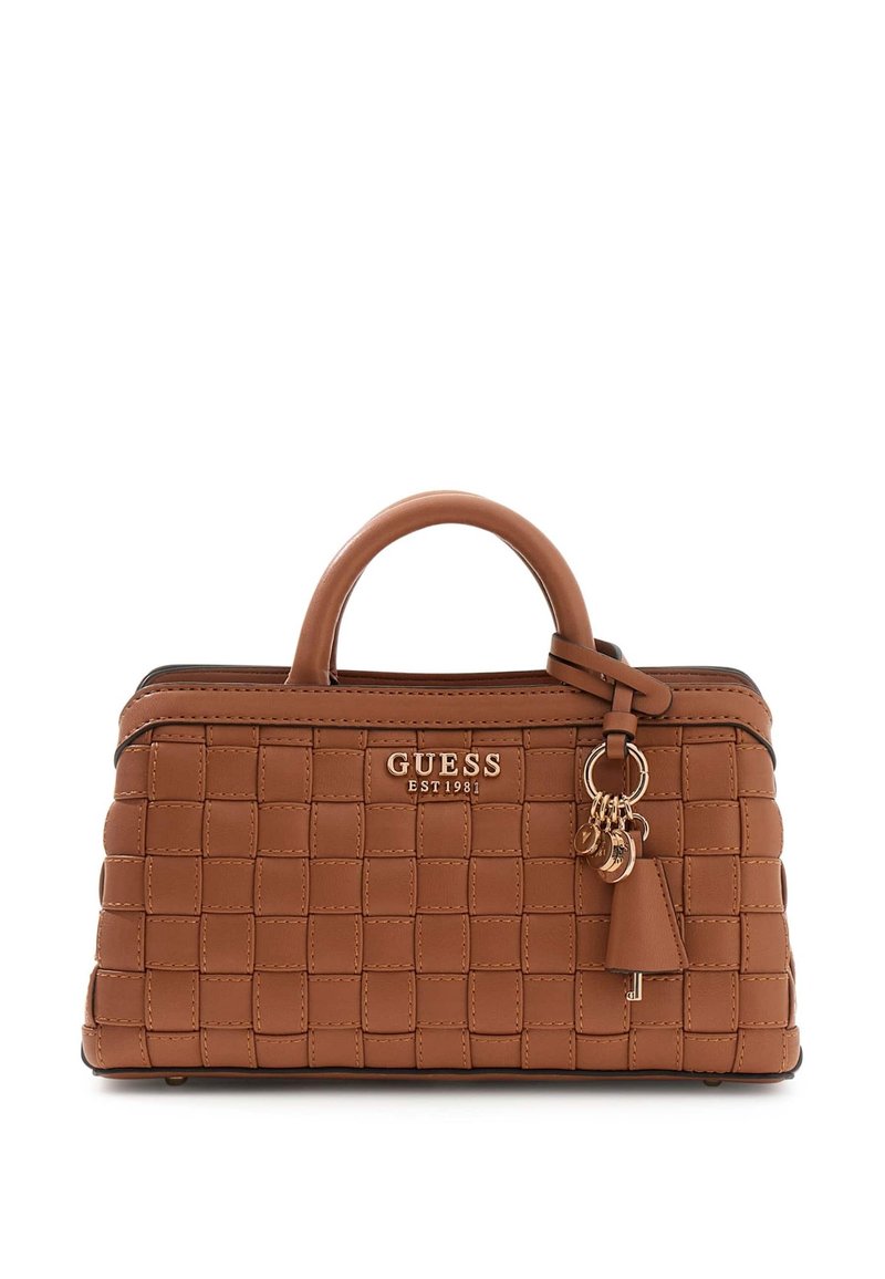 Sac à main matelassé marron avec un design structuré, des poignées supérieures, des accents dorés et un charm décoratif. Le matériau semble être du cuir synthétique.