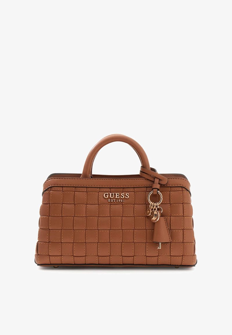 Sac à main matelassé marron avec un design structuré, des poignées supérieures, des accents dorés et un charm décoratif. Le matériau semble être du cuir synthétique.