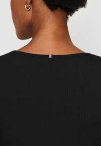 Tommy Hilfiger SLIM SCOOP - Ilgarankovis vir�šutinės dalies drabužis - black