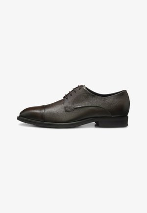 Dunkelbrauner Herrenschuh aus Leder mit Schnürsenkeln und niedrigem Absatz, von der Innenseite vor weißem Hintergrund gezeigt.