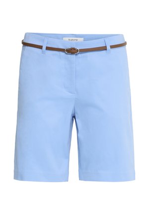 Šviesiai mėlyni šortai iki kelių, su siauru rudu diržu, prastumtu per diržo kilpas, matoma priekinė užtrauktuko sagtis.