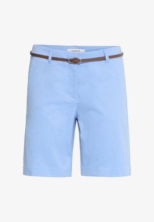 Svetlomodré krátke nohavice po kolená s úzkym hnedým opaskom prevlečeným cez pútka a viditeľným predným zapínaním na zips.