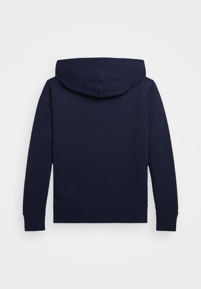 Námořnická modrá mikina s klokaní kapsou, žebrovanými manžetami a lemem. Má kapuci se stahovací šňůrkou a měkkou, strukturovanou tkaninu. Zobrazený zadní pohled.