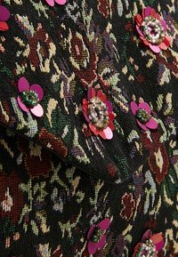 Clutch de tela floral en tonos oscuros, con flores bordadas coloridas de pétalos rosados y detalles con cuentas. Material texturizado y tejido.