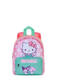 Mochila de lunares rosas con exterior de plástico, que presenta un gráfico de Hello Kitty, correas verdes ajustables y un bolsillo frontal con amigos de dibujos animados.