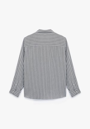 Grå og hvid stribet langærmet skjorte med lige afslutning, knapmanchetter og krave, lavet af et struktureret stof.