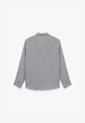 Grå og hvid stribet langærmet skjorte med lige afslutning, knapmanchetter og krave, lavet af et struktureret stof.
