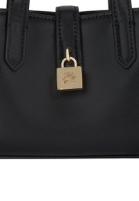 Čierna kožená kabelka s prešitými ušami a zlatým zámkom s vygravírovaným stilizovaným logom v prednej časti.