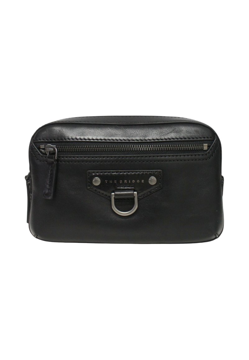 Borsa in pelle nera a vita con tasca frontale con zip, anello a D in metallo e etichetta del marchio cucita su una superficie liscia.