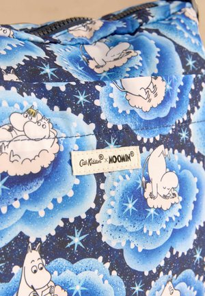 Niebieska tkanina z postaciami Moomin na chmurach, z gwiaździstym tłem. Zawiera białą metkę z napisem "Cath Kidston x MOOMIN."