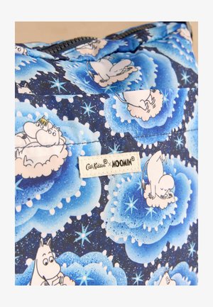 Blauwe stof met Moomin-personages op wolken, tegen een sterrenhemel. Inclusief een wit label met de tekst "Cath Kidston x MOOMIN."