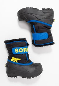 Schwarze Schneestiefel mit blauen Akzenten, mit einem mit Fell gefütterten Kragen, gelbem Logo und einem Grafik eines Eisbären. Dicke Gummisohle mit Rutschfestigkeitsmuster.