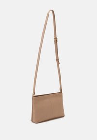 Borsa a tracolla in pelle color cuoio con tracolla regolabile, forma rettangolare semplice, linee pulite e dettagli di cucitura discreti. Componenti in metallo dorato.