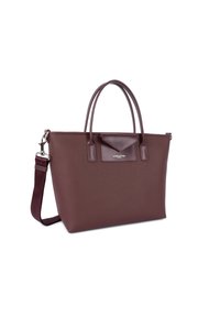 Sac fourre-tout en cuir synthétique bordeaux avec finition texturée, poignées doubles, bandoulière amovible et poche à rabat contrastante.