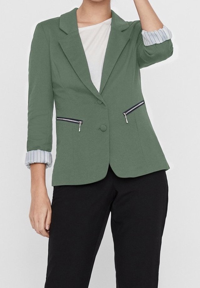 Zelený blazer se strukturovaným designem, zapínáním na jediný knoflík, zipovými kapsami a ohrnutými pruhovanými rukávy. Měkká látka s hladkým povrchem.