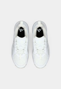 Vita sportskor med meshtopp, rund tå, snörning och texturerad sula. Märkeslogotyp synlig på innerinnersulan.