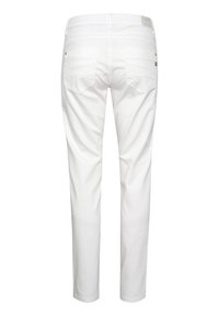 Valged denimsäärised slim fit lõikega. Omab kahte tagumist taskut klappdetailidega ja sujuvat vööd. Vastupidav ja mitmekülgne kangas.