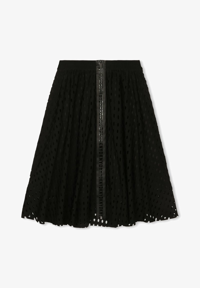 Jupe noire avec un motif texturé de trous, taille froncée et fermeture éclair centrale. Le tissu est léger, créant une silhouette fluide.