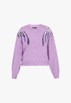 Ljubičasti skraćeni pulover s dugim rukavima, s aplikacijama od šljokica u dizajnu krila na ramenima. Mekana tekstura.