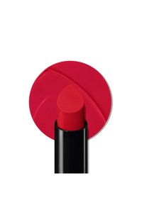 Labial rojo en un tubo negro con punta en forma de lágrima, mostrado sobre un fondo circular rojo. Textura suave con acabado mate.