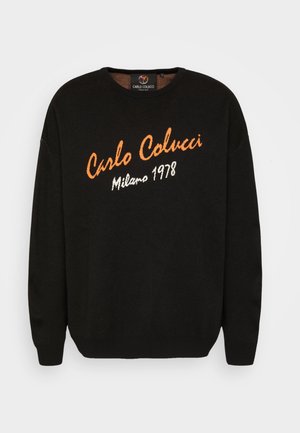 Czarny sweter z długim rękawem z pomarańczowo-białym napisem "Carlo Colucci Milano 1978" na przodzie i okrągłym dekoltem.