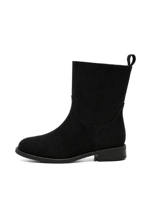 Sort ruskind ankle støvle med lav blokhæle, rund tå og trækkesnor bagpå, vist fra ydersiden mod en hvid baggrund.