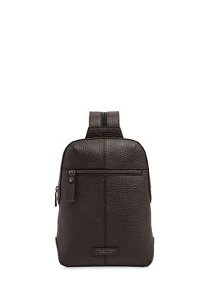 Zaino a tracolla in pelle marrone scuro texturizzata con tasca frontale con zip e tracolla singola, etichettato "The Bridge Firenze 1969."