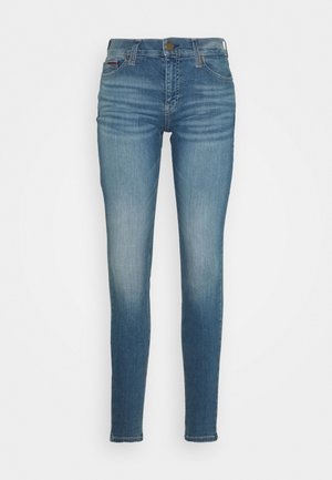 Niebieskie jeansy slim-fit z delikatnym wyblaknięciem na udach, szlufkami na pasek, przednimi kieszeniami i zapięciem na guziki.
